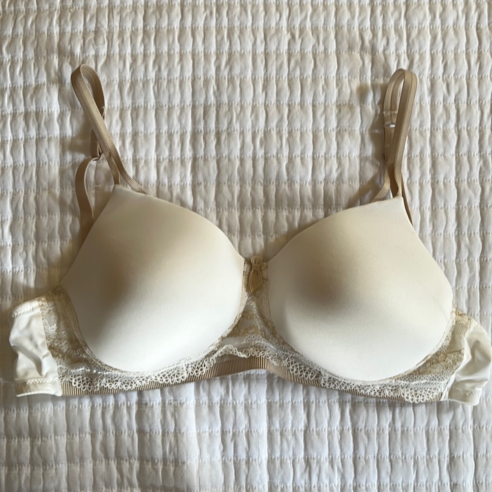 New, unworn Amoena Lara Lace Desire 36A bra